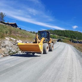 Traktor med grav