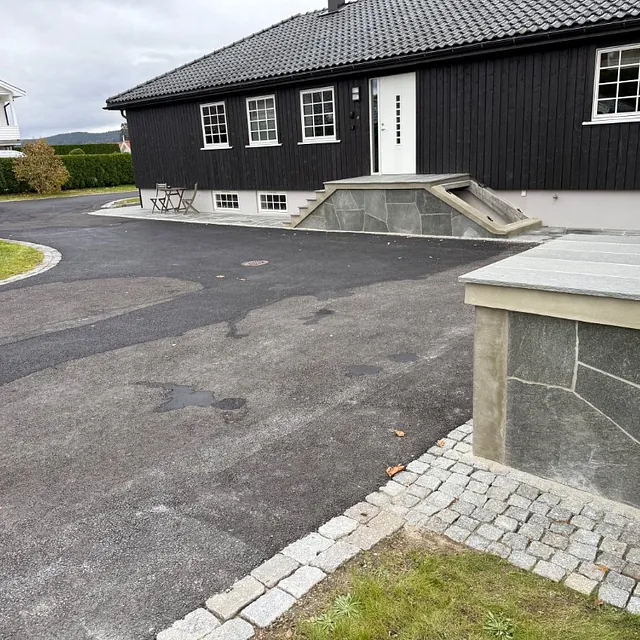 Asfaltering og steinlegging