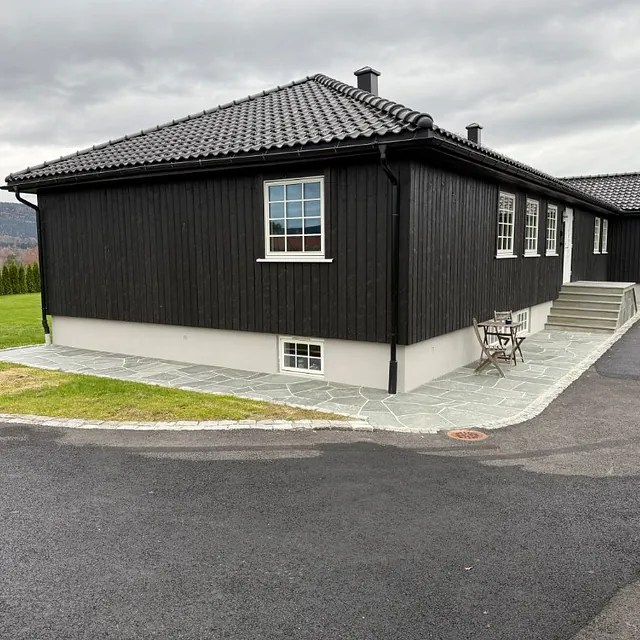 Asfaltering og steinlegging