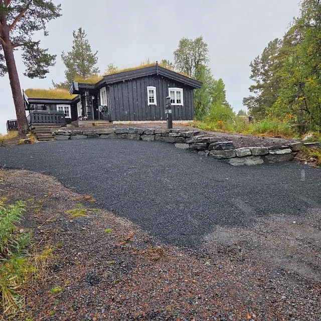 Asfaltering og steinlegging