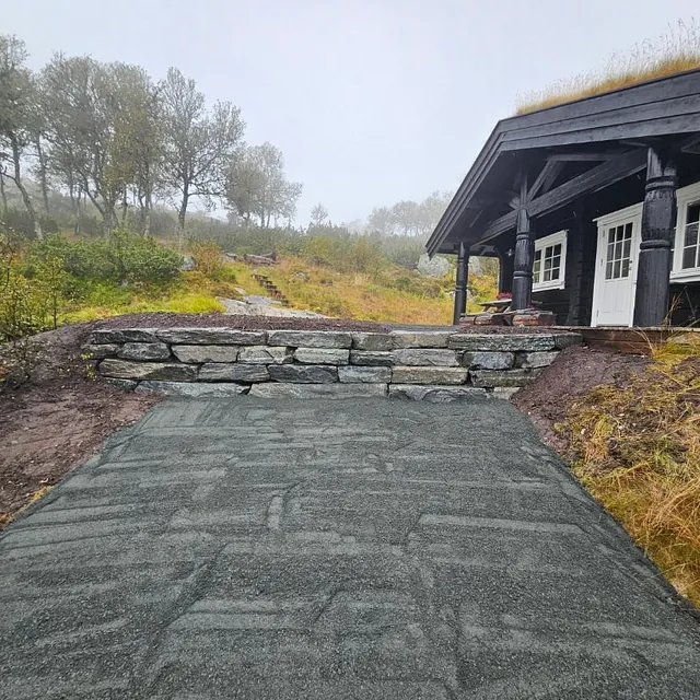 Asfaltering og steinlegging