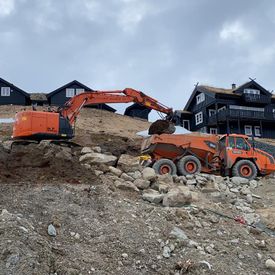 Dumper og gravemaskin