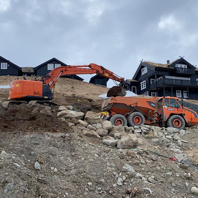 Dumper og gravemaskin
