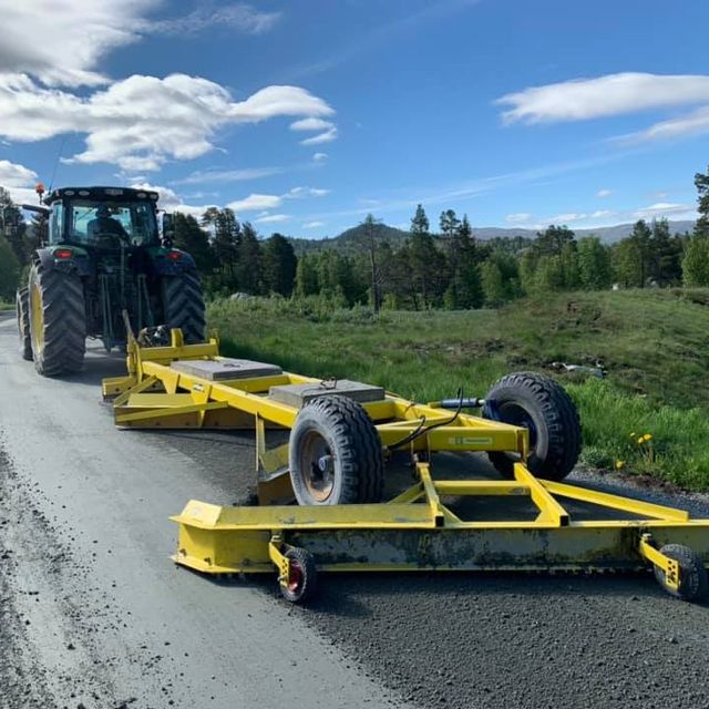 Traktor med stor tilhenger
