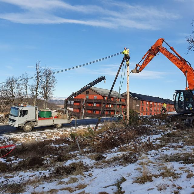 Graveamaskin jobber på mast